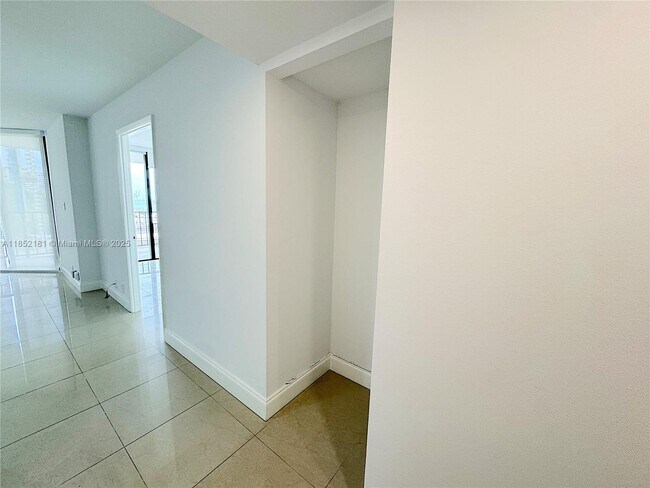 Building Photo - 1865 Brickell Ave