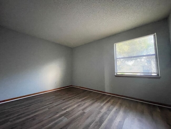 Building Photo - ** Coming Soon ** LARGE 4 BEDROOM IN ICW AREA