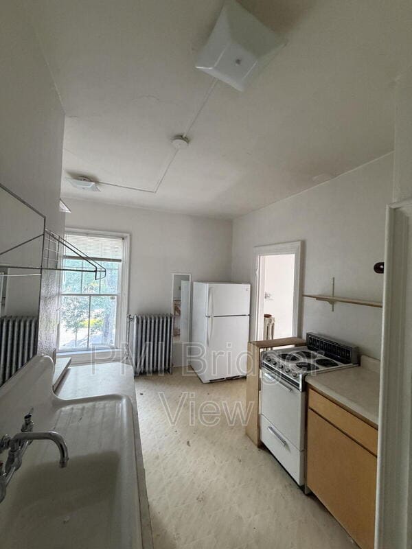 Building Photo - 210 S Black Ave