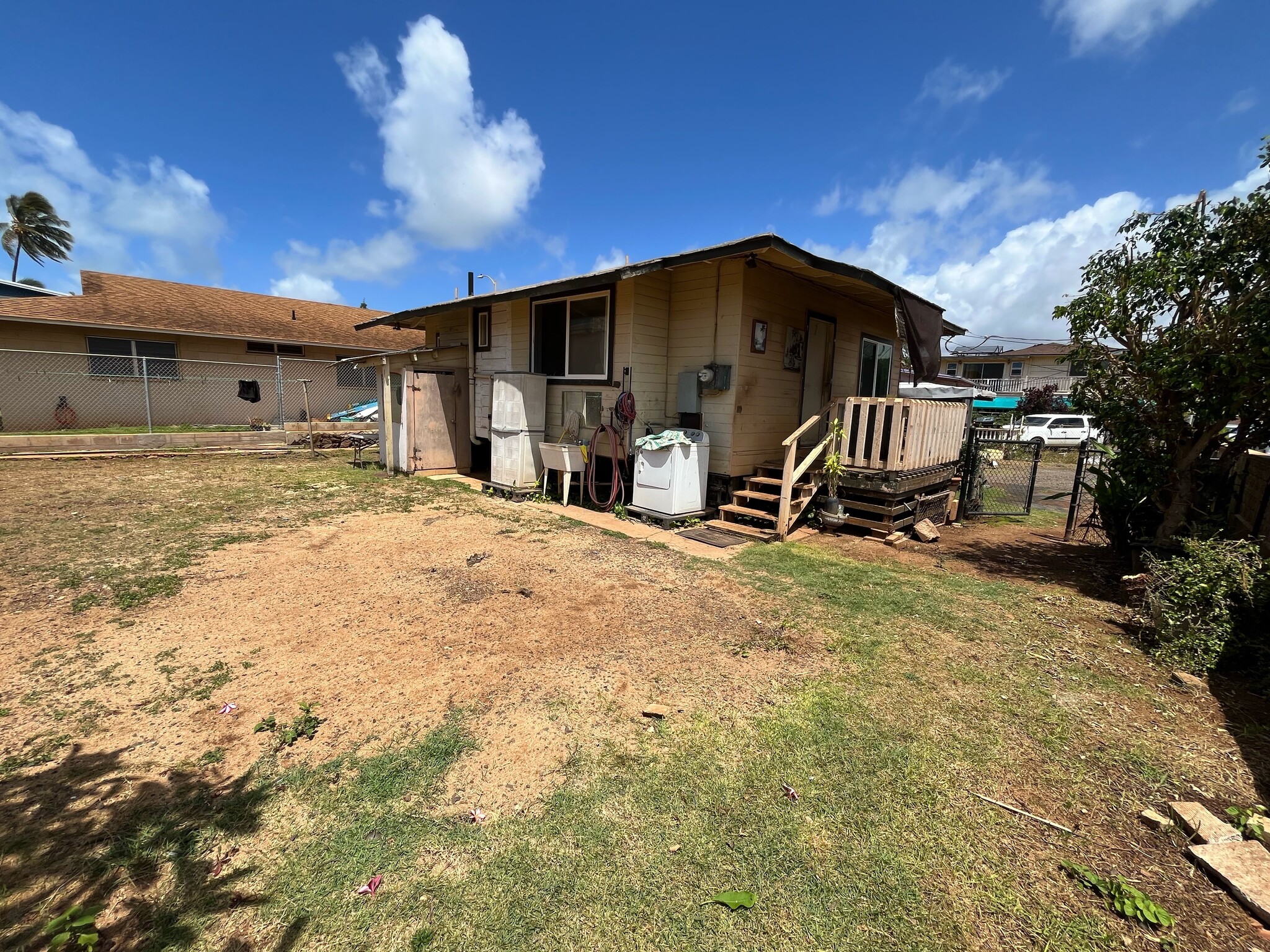 huge backyard - 91-525 Hapalua St