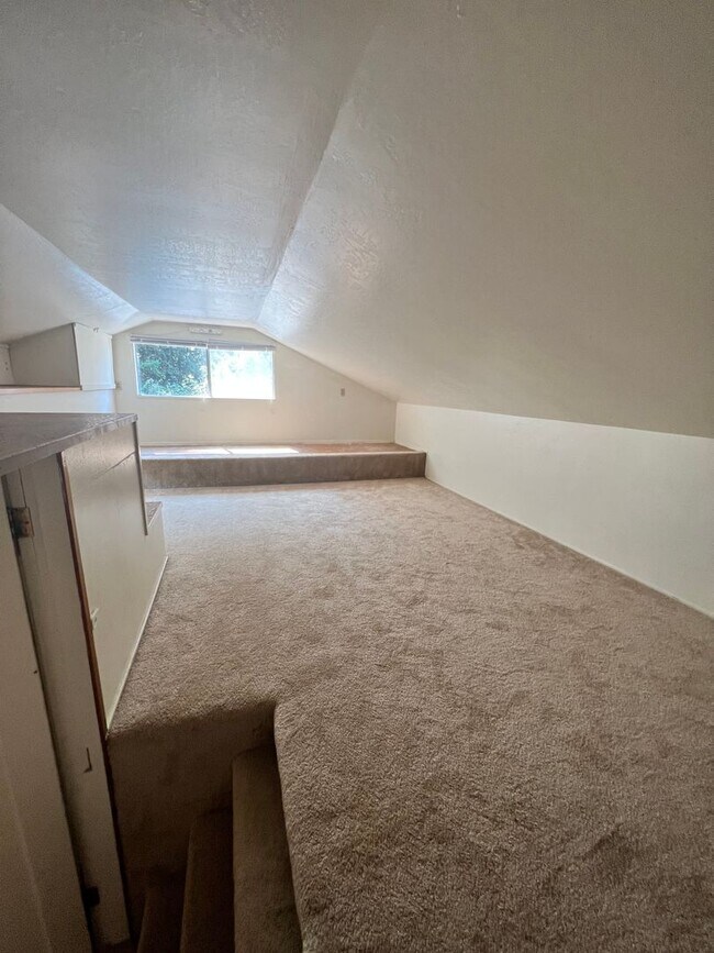 Building Photo - 2 Bedroom Blue Lake House with extra Loft Space!