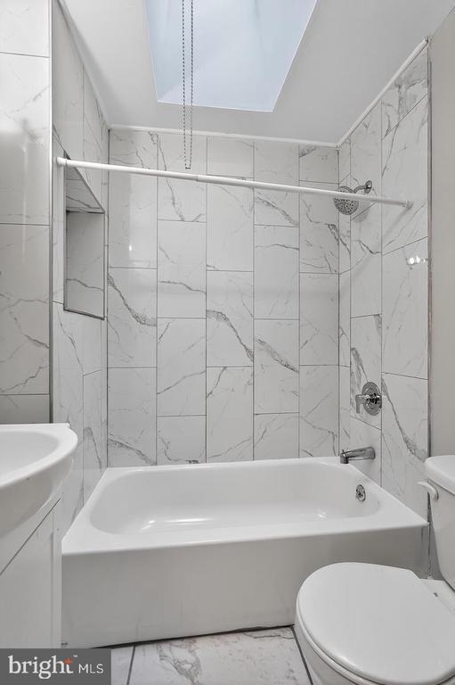 Building Photo - 1001 Burnside Rd