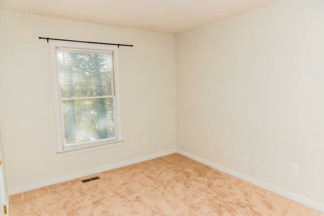 Building Photo - Lovely 3 bedroom, 2.5 Bathroom townhouse s...