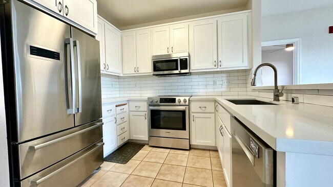 Building Photo - Stylish and Chic 2 Condo nestled in the Heart of Downtown!