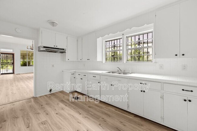 Building Photo - 537 S Jackson St
