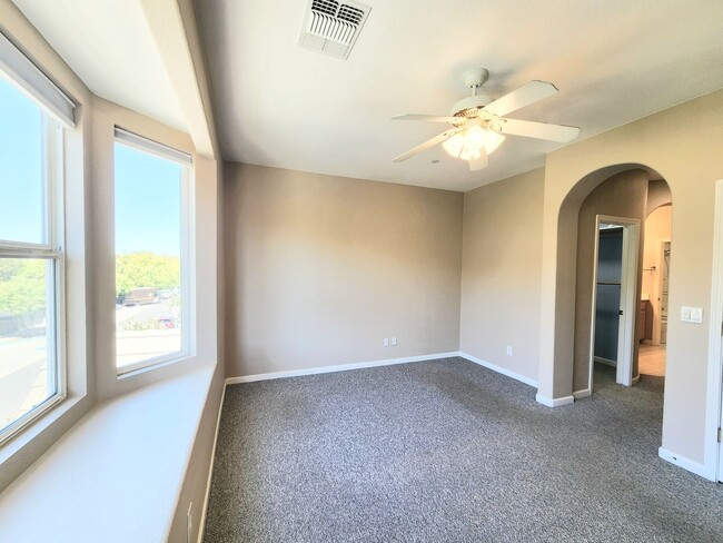 Building Photo - Spacious Townhouse in San Mateo
