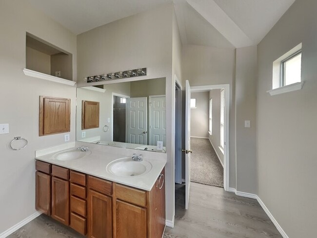 Building Photo - 1250 Nicholas Manor