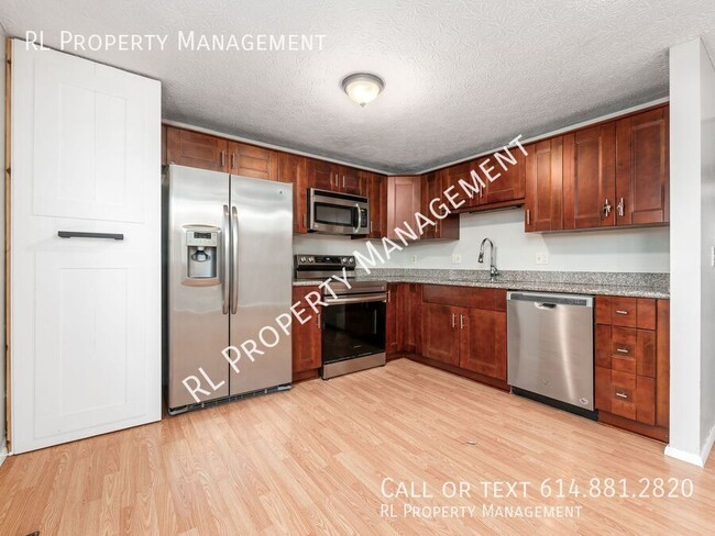 Building Photo - 3 Bedroom/2 Full Bathroom/2 Half bath Condo