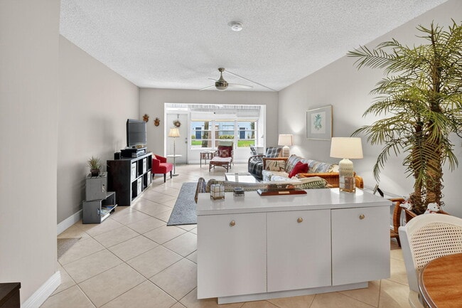 Building Photo - 2860 SW 22nd Ave