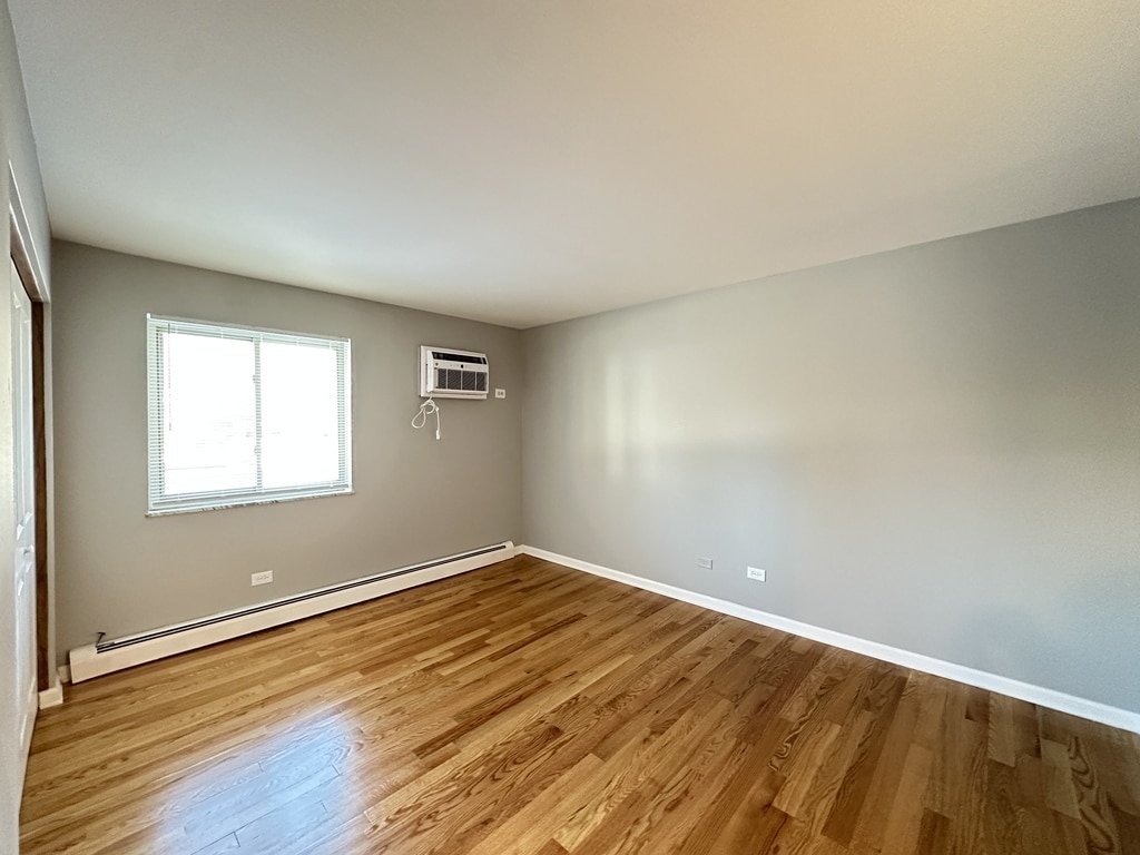 Building Photo - 1653 Oakwood Ave