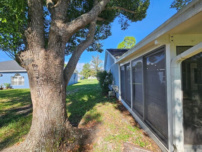 Building Photo - Charming 2 Bed, 2 Bath Home for Rent in Spring Hill (34609) – Spacious, Bright, and Perfectly Loc...