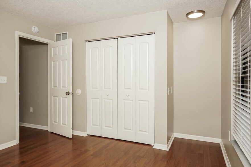 Building Photo - 5785 Colonial Oaks Blvd