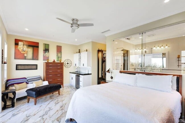 Building Photo - 301 del Sol Cir