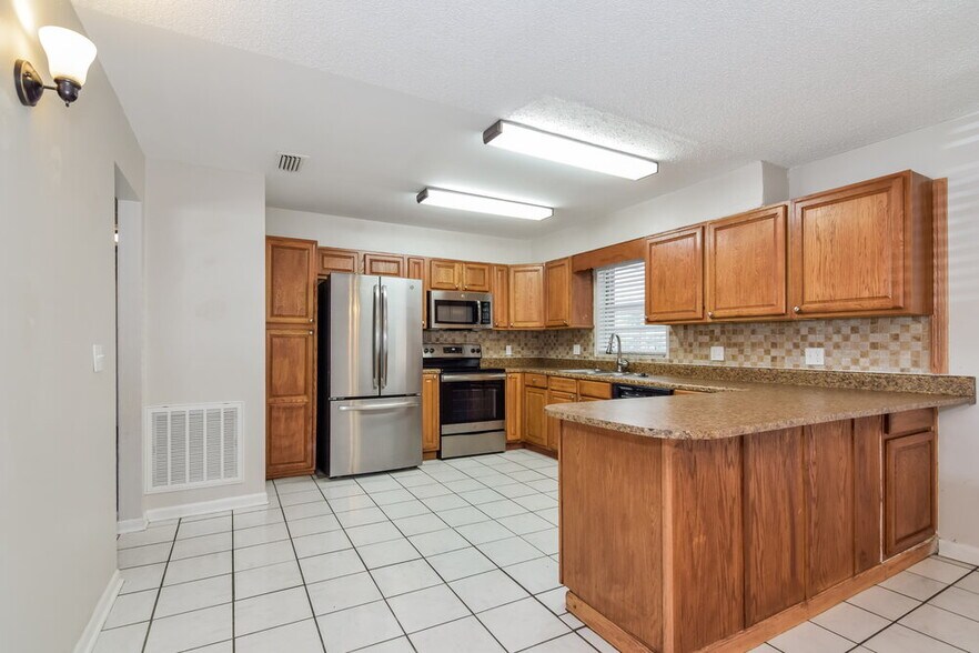 Building Photo - 110 7th Jpv St