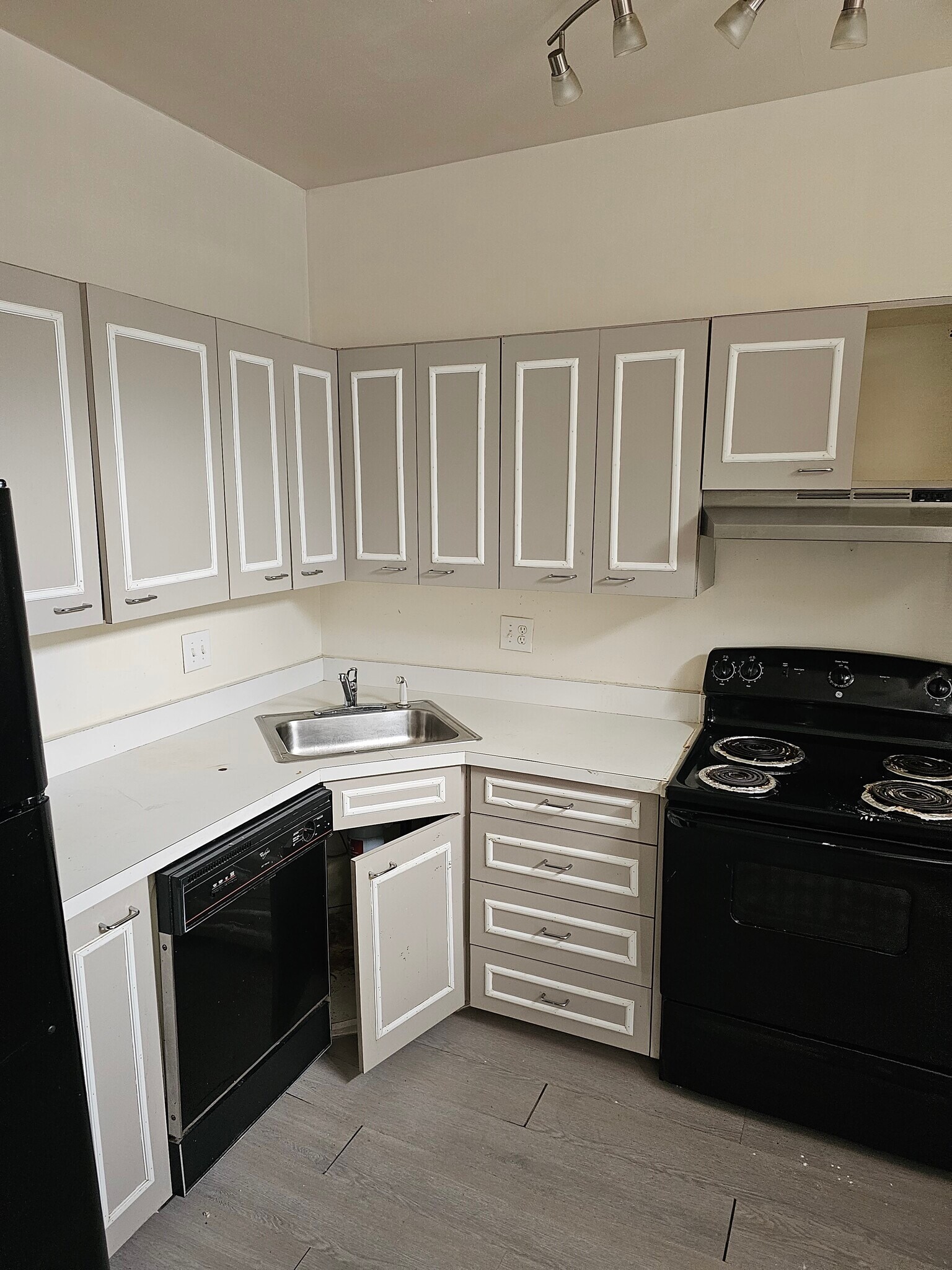 fully equipped Kitchen - 2023 S Compton Ave
