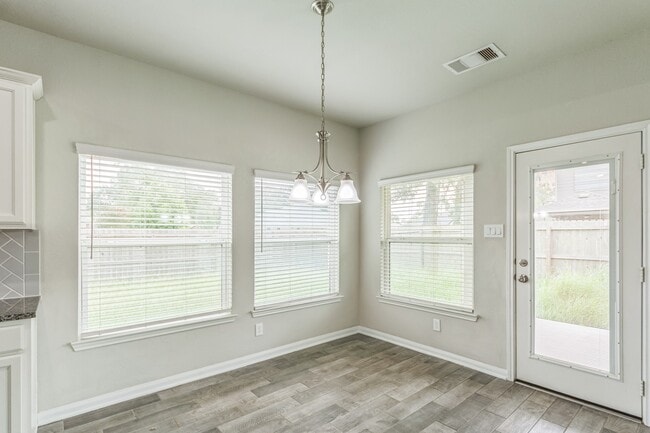 Building Photo - 303 Woodhaven Dr