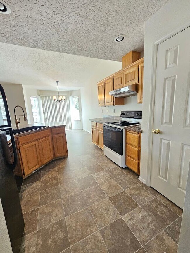 Building Photo - NEW TO MARKET 4 Bedroom Home - Central Mer...