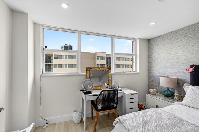 Building Photo - 1236 Hillsboro Mile