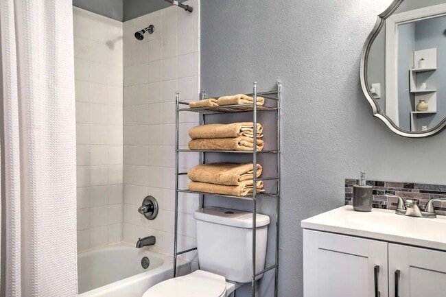 Building Photo - Townhome in Davenport now Available!