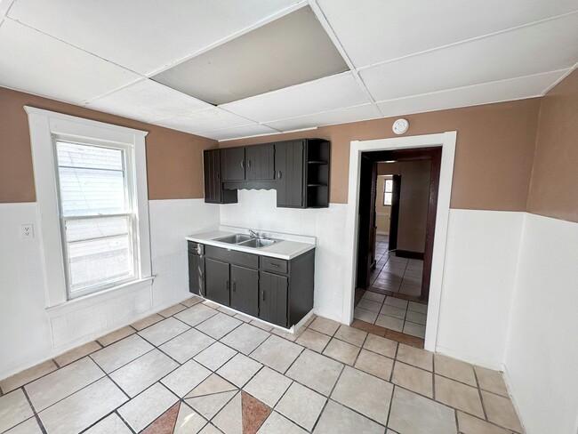 Building Photo - 14812 Westropp Ave
