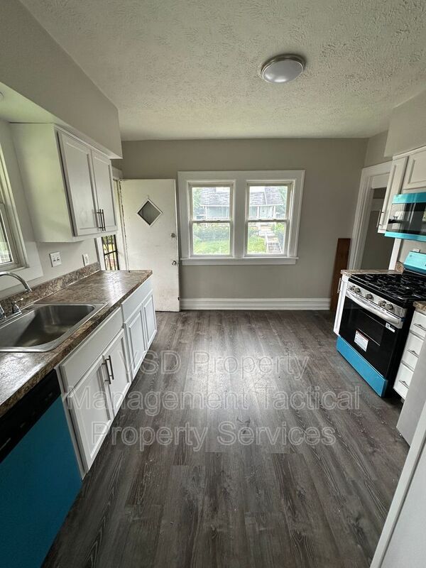 Building Photo - 13827 S Parkway Dr