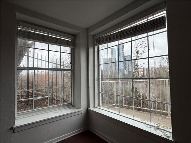 Building Photo - 808 Edgecliff Terrace