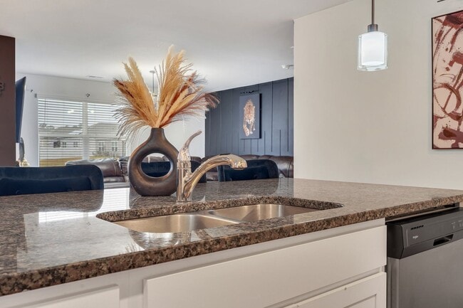 Building Photo - 4 Bed, 2 Bath Gem in Park West!