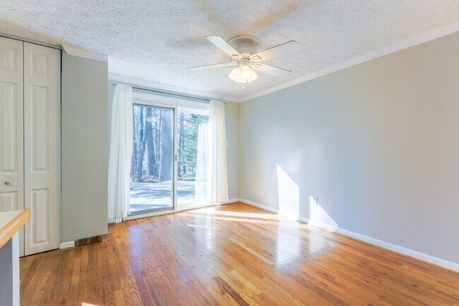 Building Photo - Bright and Spacious Townhome Living Near Reston