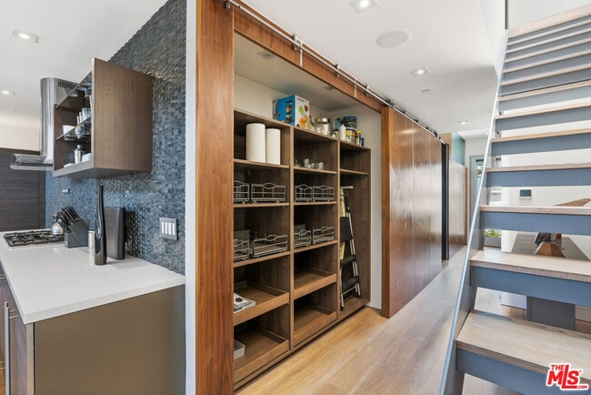 Building Photo - 1250 N Harper Ave