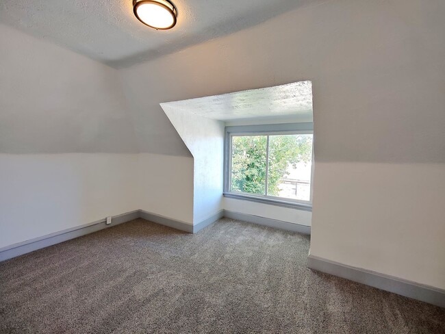Building Photo - *Beautifully Updated & Spacious 6BD/1.5BA ...