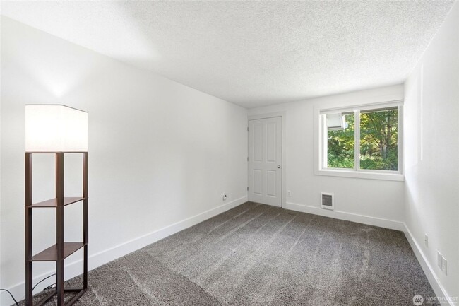 Building Photo - 4641 W Lake Sammamish Pkwy SE