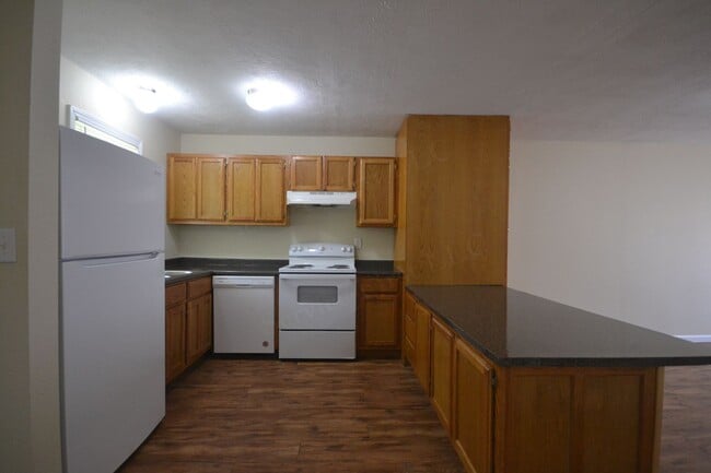 Building Photo - 2 Bed 1 Bath Apartment Bolivar Mo in unit Laundry!!