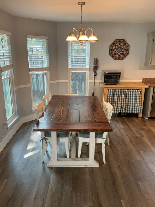 Building Photo - Spacious & Stylish Home in Bluewater Bay!