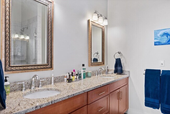 Building Photo - 517 E 6th St