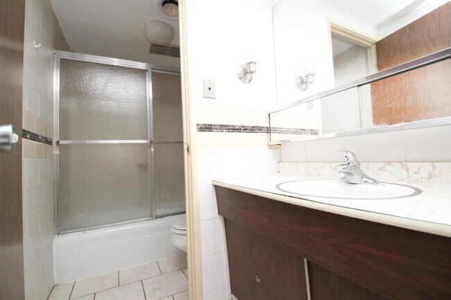 Interior Photo - QUEENSBURY APARTMENTS -- 062