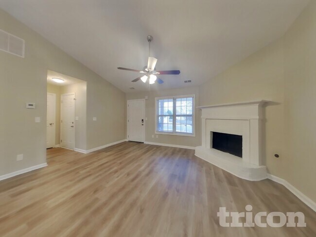 Building Photo - 449 Sarah's Ln