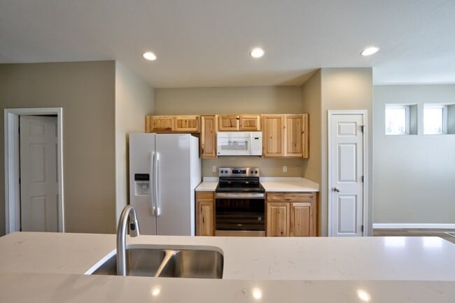 Building Photo - ARTS & CRAFTS GORGEOUS 2 STORY 3 BEDROOM + OFFICE 2.5 BATH. POOL, CLUBHOUSE, TENNIS INCLUDED!