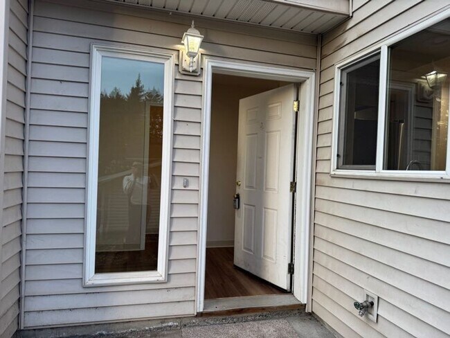 Building Photo - Stunning 2 Bed, 2.5 Bath Townhouse — Fully Renovated!