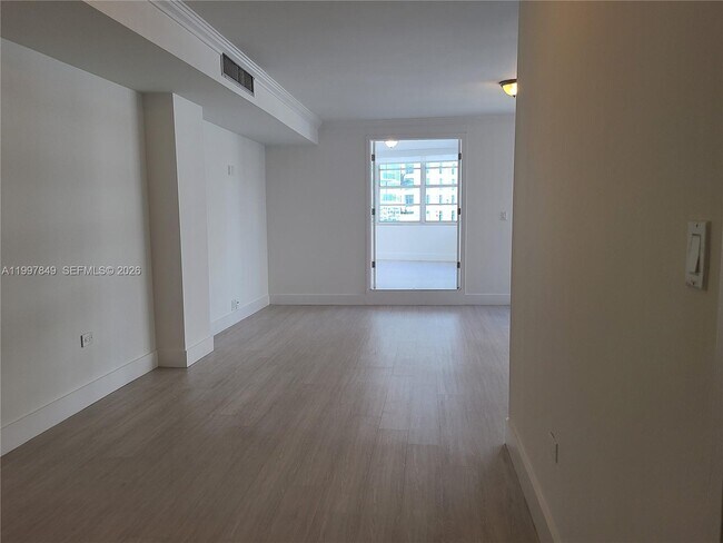 Building Photo - 999 Brickell Bay Dr