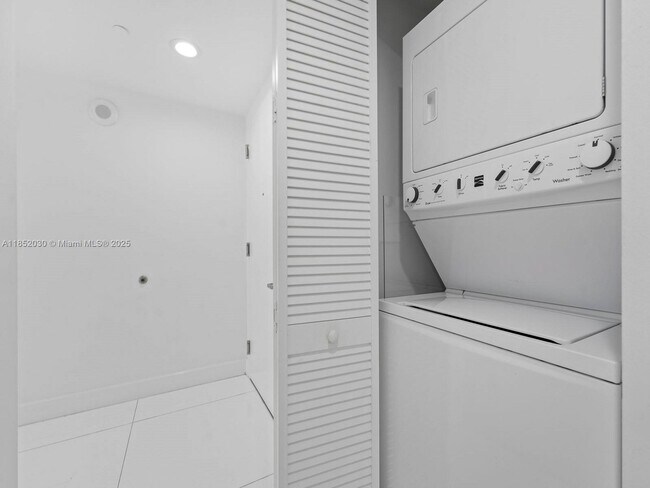 Building Photo - 495 Brickell Ave