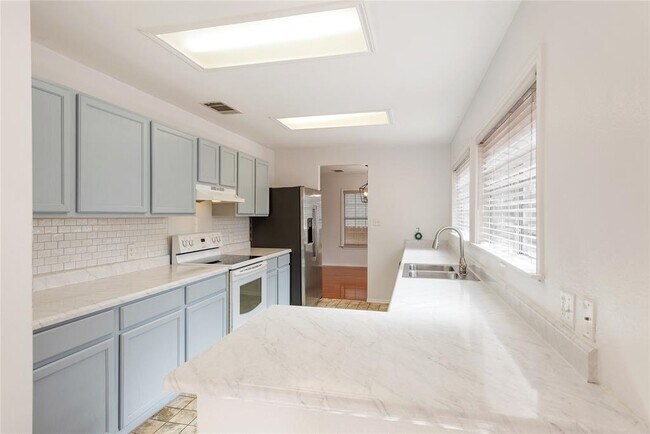 Building Photo - 11413 Kingsgate Dr