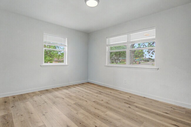 Building Photo - 4 bedroom 2 bath completely remodeled