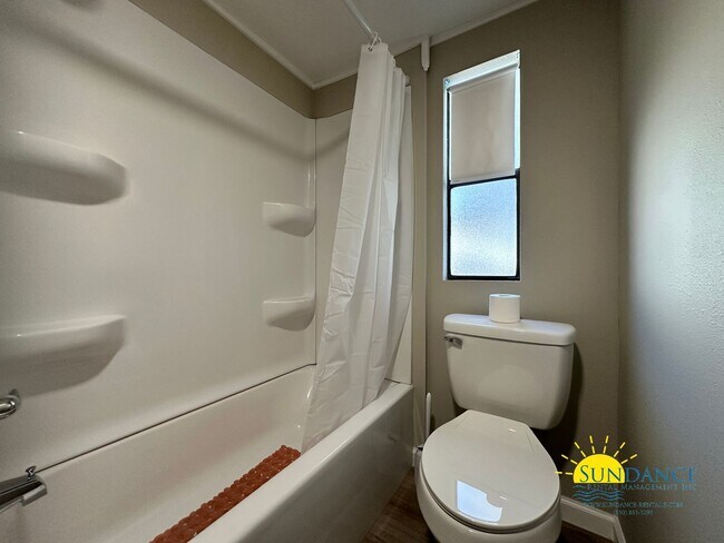 Building Photo - Centrally located 2 Bedroom Cottage in Fort Walton Beach!