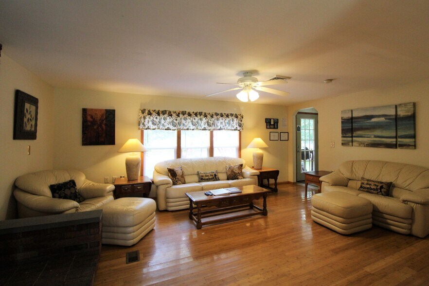 Spacious LIving room - 2820 NY-28