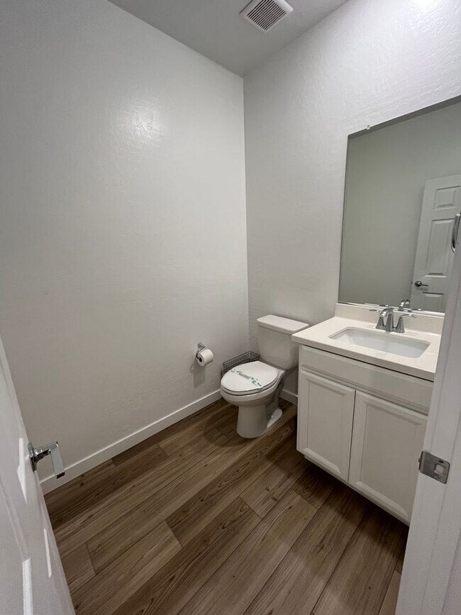 Building Photo - Stunning 3 Bedroom 3 Bathroom in Summerlin...