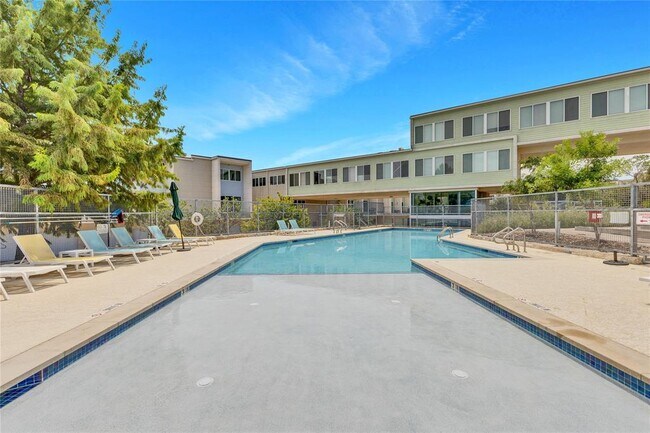 Building Photo - 604 N Bluff Dr