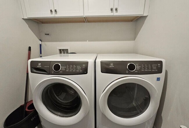 Building Photo - 3700 SF 4/4 Available Now!