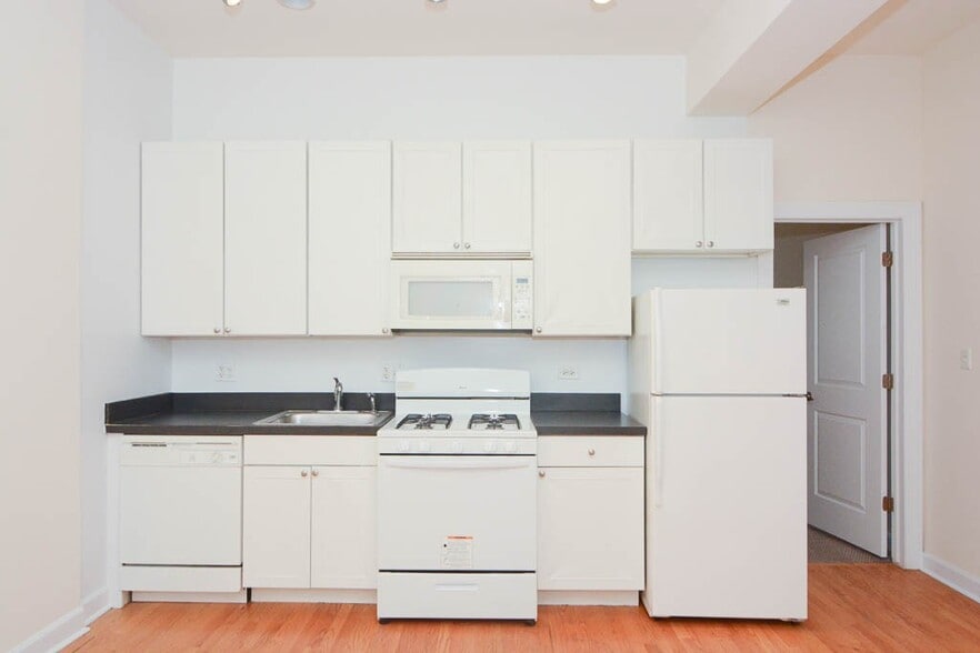 Building Photo - 4715 N Sheridan Rd