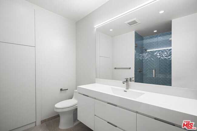 Building Photo - 435 Westmount Dr