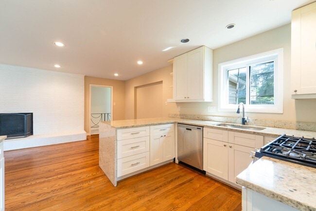 Building Photo - 5 BD 3 BA Oxon Hill, MD home is ideal for ...